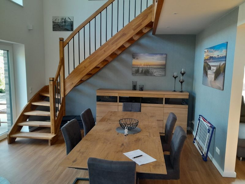 Haus innen mit Tisch und Treppe